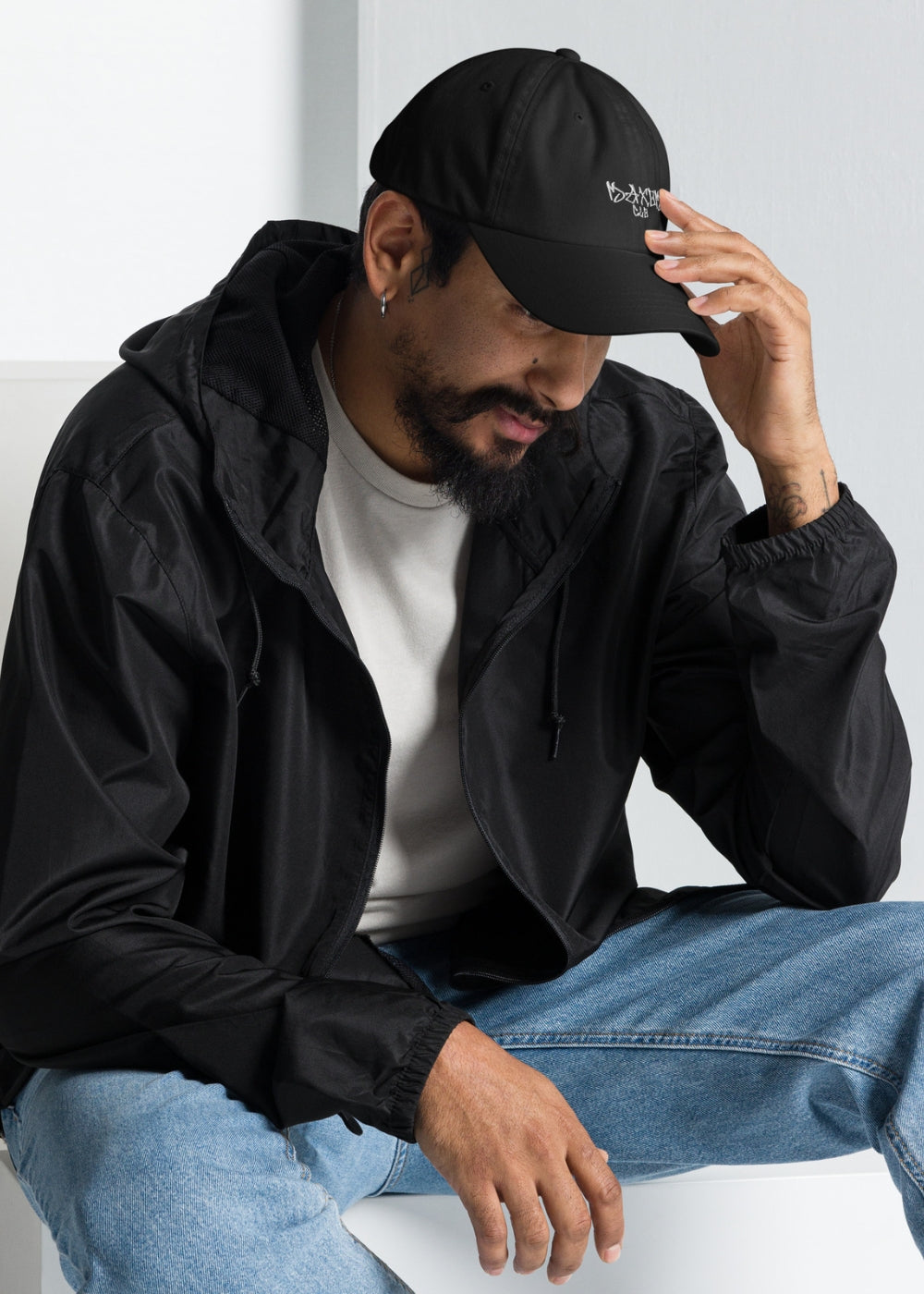 Male model styling the black Skullflow low-profile baseball cap – minimalist streetwear look for everyday comfort and urban edge.