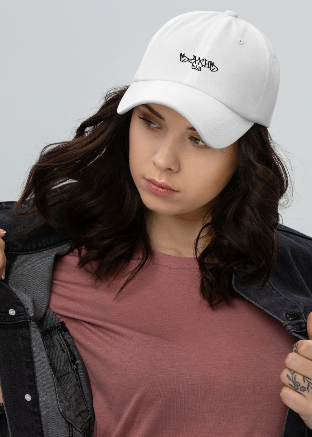 Female model in white Skullflow baseball cap – breathable, lightweight and sleek low-profile design for modern streetwear looks.