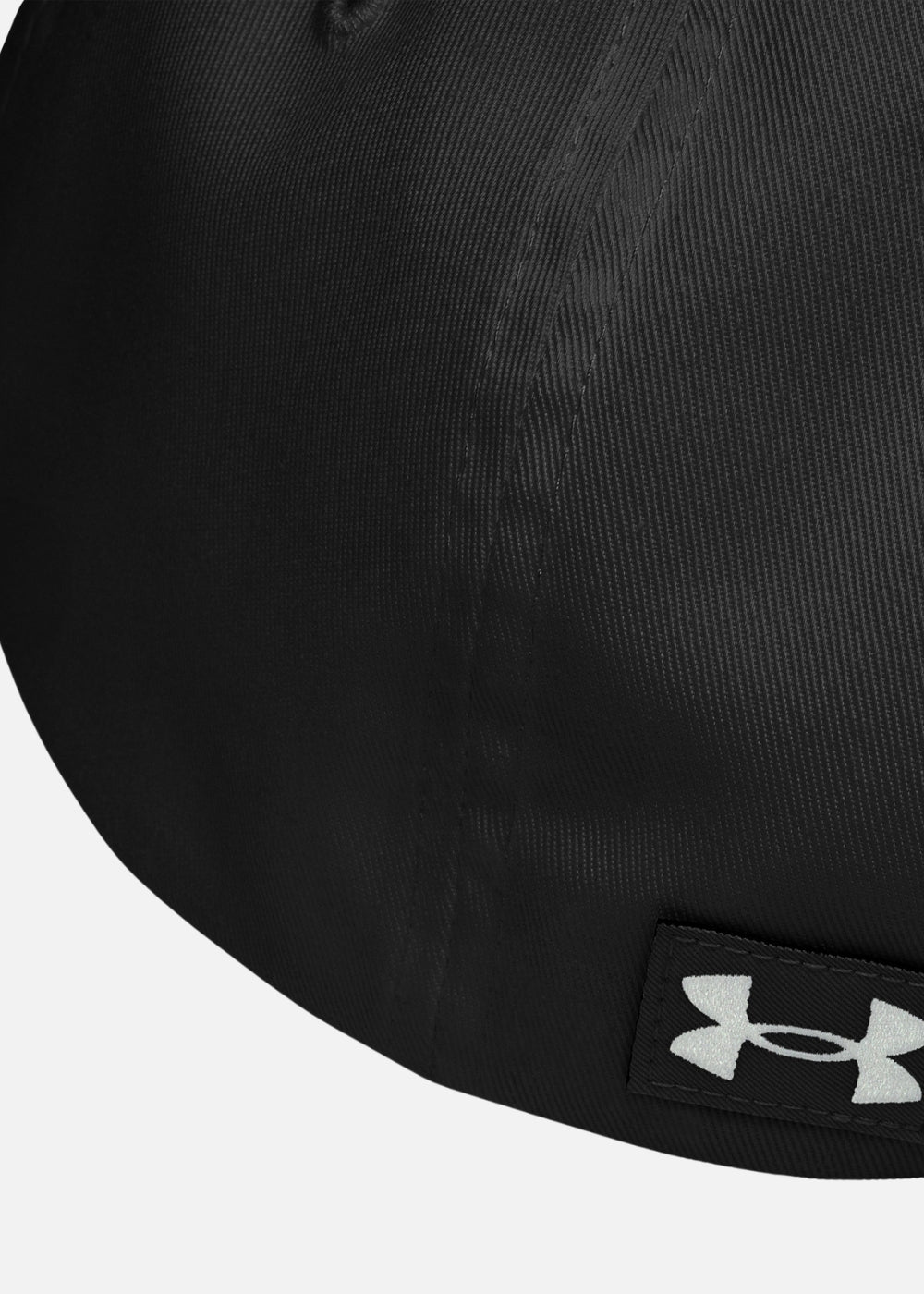 Close-up of the embroidered detail and HeatGear interior of the black streetwear cap – premium quality finish.