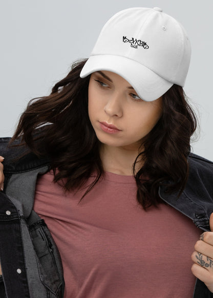Female model in white Skullflow baseball cap – breathable, lightweight and sleek low-profile design for modern streetwear looks.

